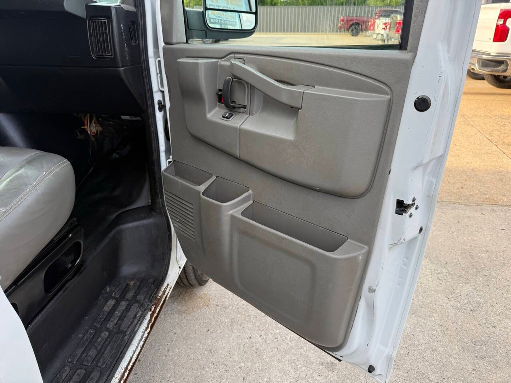 Chevrolet Express Cargo Van Vehicle Full-screen Gallery Image 11
