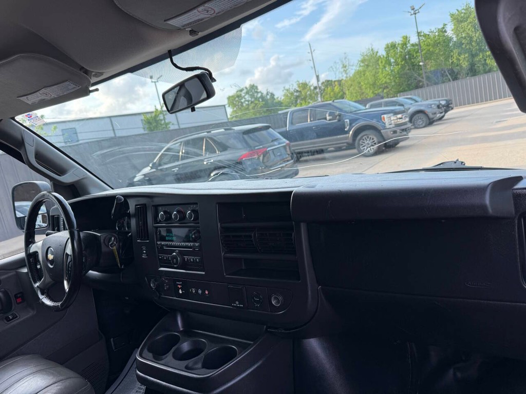 Chevrolet Express Cargo Van Vehicle Full-screen Gallery Image 12