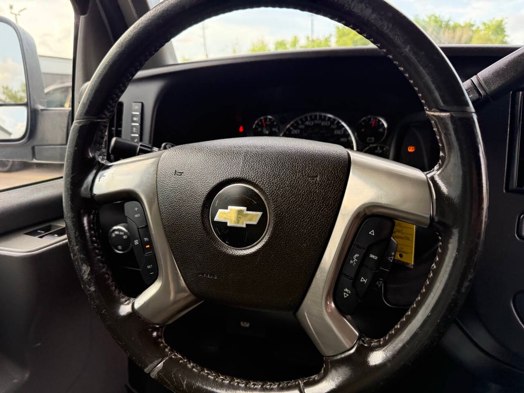 Chevrolet Express Cargo Van Vehicle Full-screen Gallery Image 16