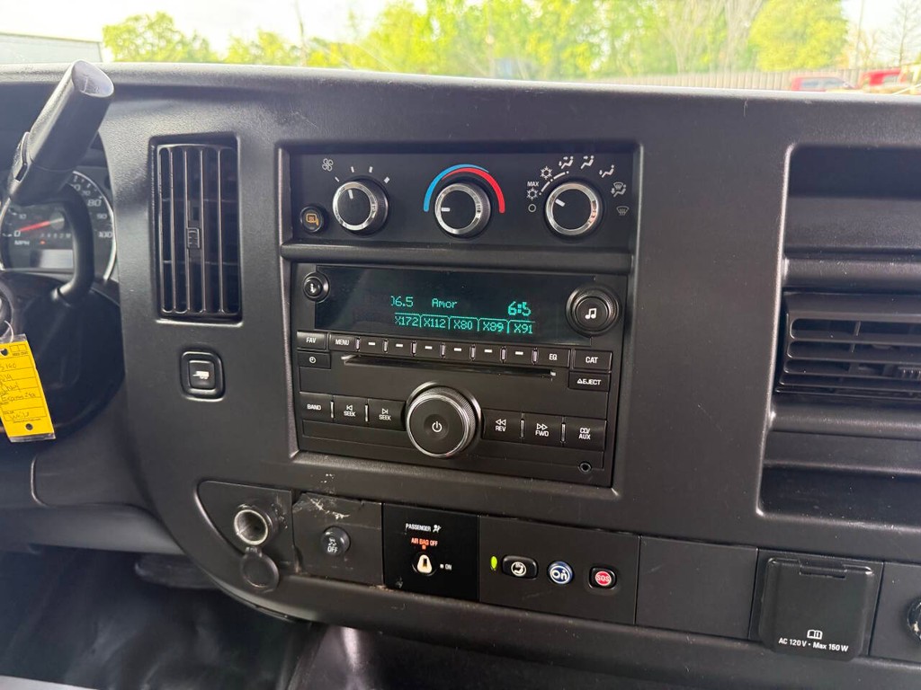 Chevrolet Express Cargo Van Vehicle Full-screen Gallery Image 17