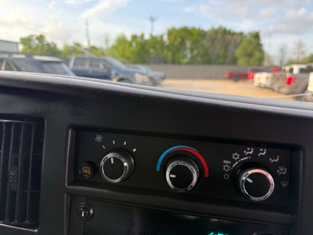 Chevrolet Express Cargo Van Vehicle Full-screen Gallery Image 19