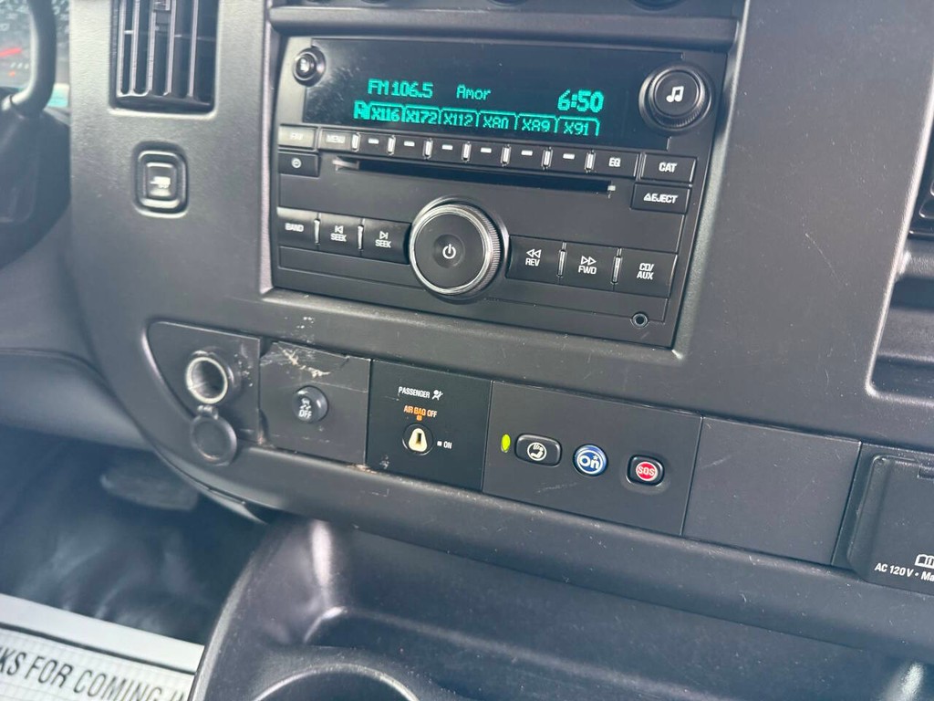 Chevrolet Express Cargo Van Vehicle Full-screen Gallery Image 21