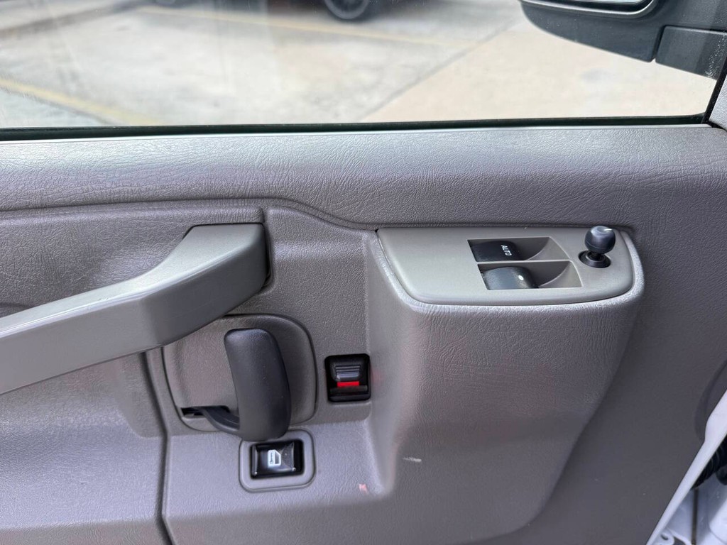 Chevrolet Express Cargo Van Vehicle Full-screen Gallery Image 23