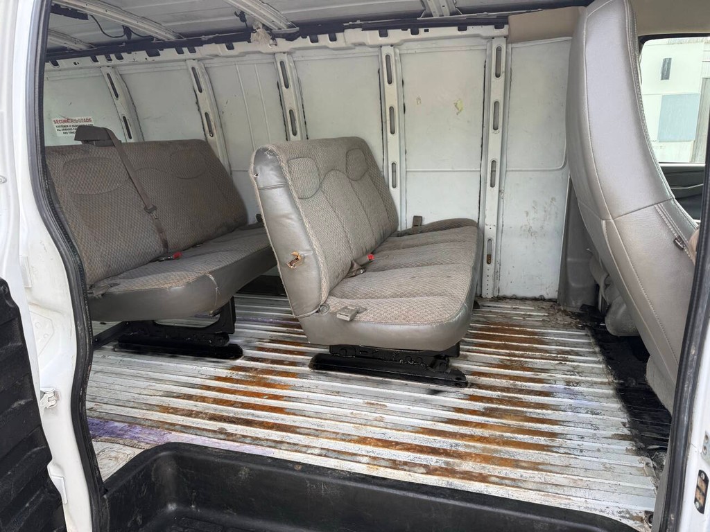 Chevrolet Express Cargo Van Vehicle Full-screen Gallery Image 24