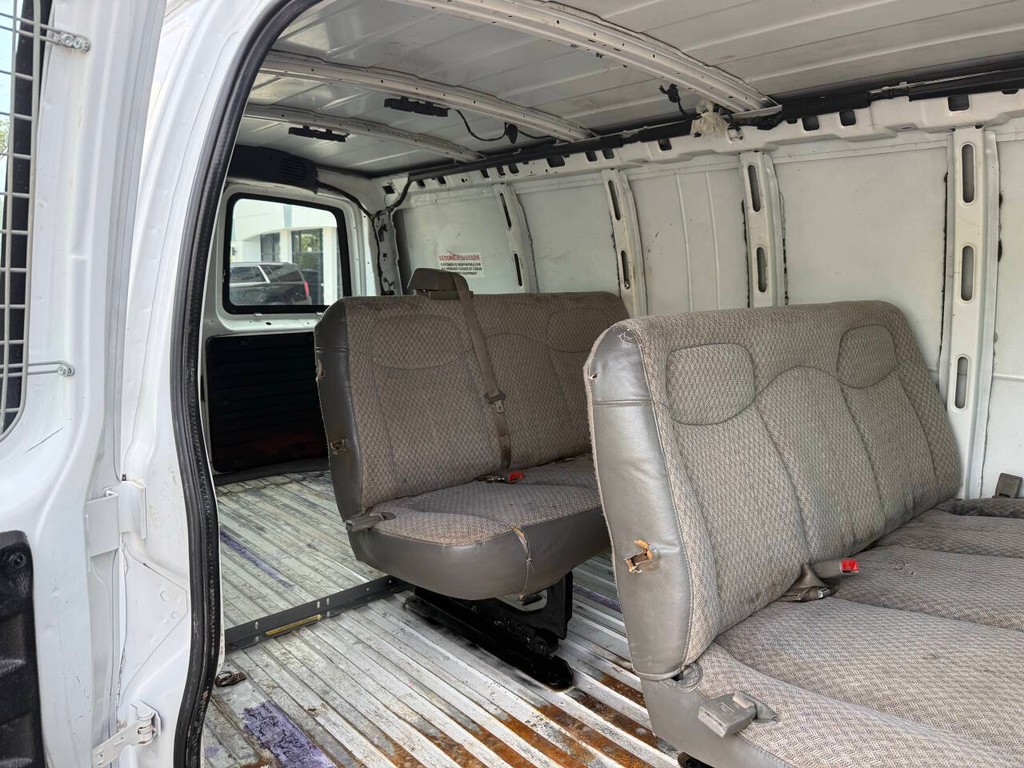 Chevrolet Express Cargo Van Vehicle Full-screen Gallery Image 25