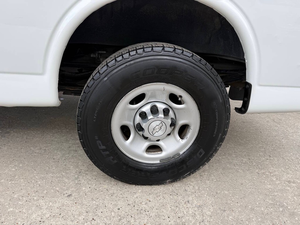 Chevrolet Express Cargo Van Vehicle Full-screen Gallery Image 31