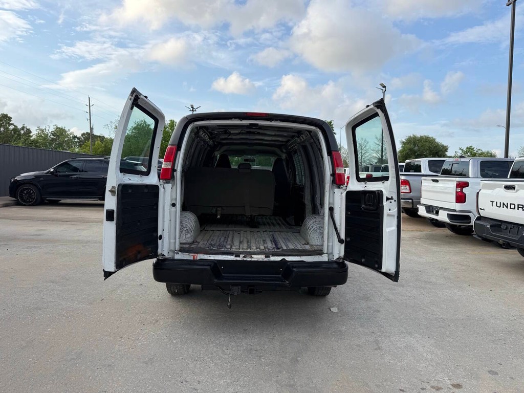 Chevrolet Express Cargo Van Vehicle Full-screen Gallery Image 32