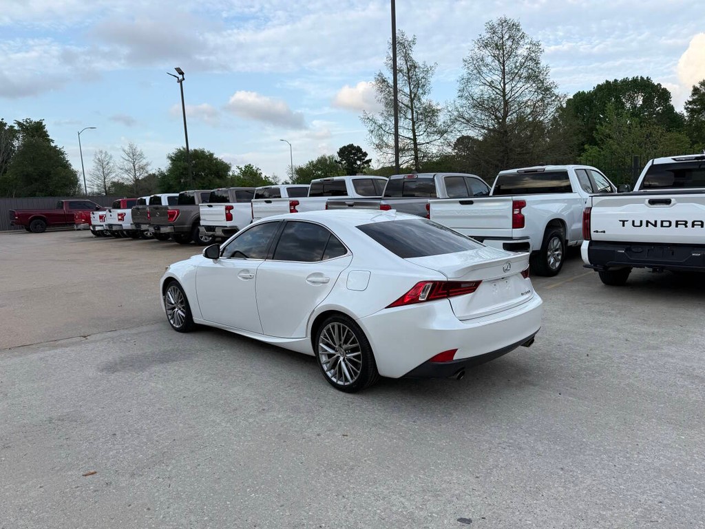 Lexus IS 200t Vehicle Full-screen Gallery Image 04