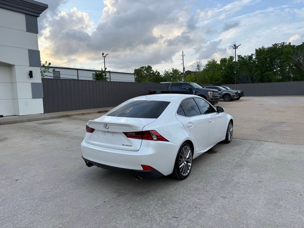 Lexus IS 200t Vehicle Full-screen Gallery Image 05