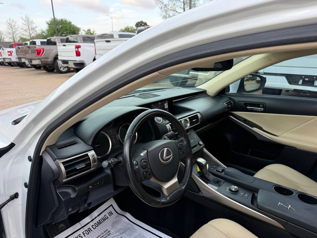 Lexus IS 200t Vehicle Full-screen Gallery Image 06