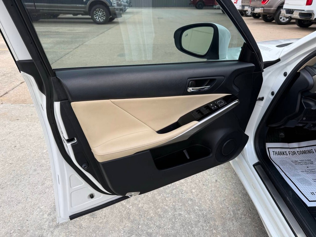 Lexus IS 200t Vehicle Full-screen Gallery Image 08