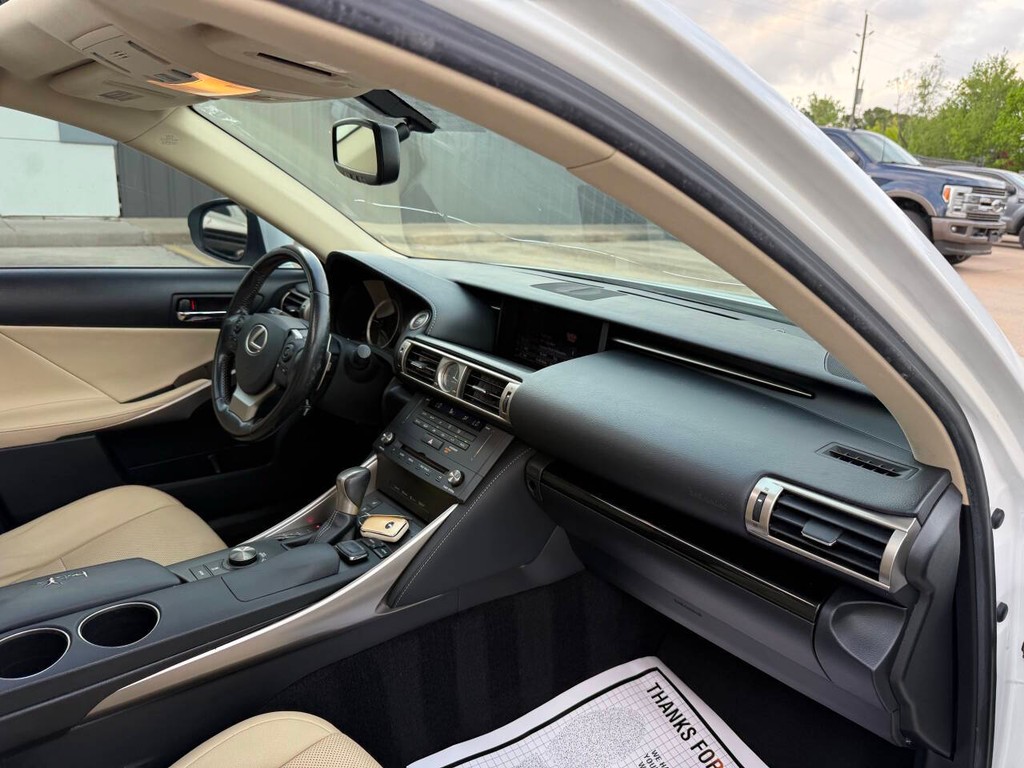 Lexus IS 200t Vehicle Full-screen Gallery Image 09