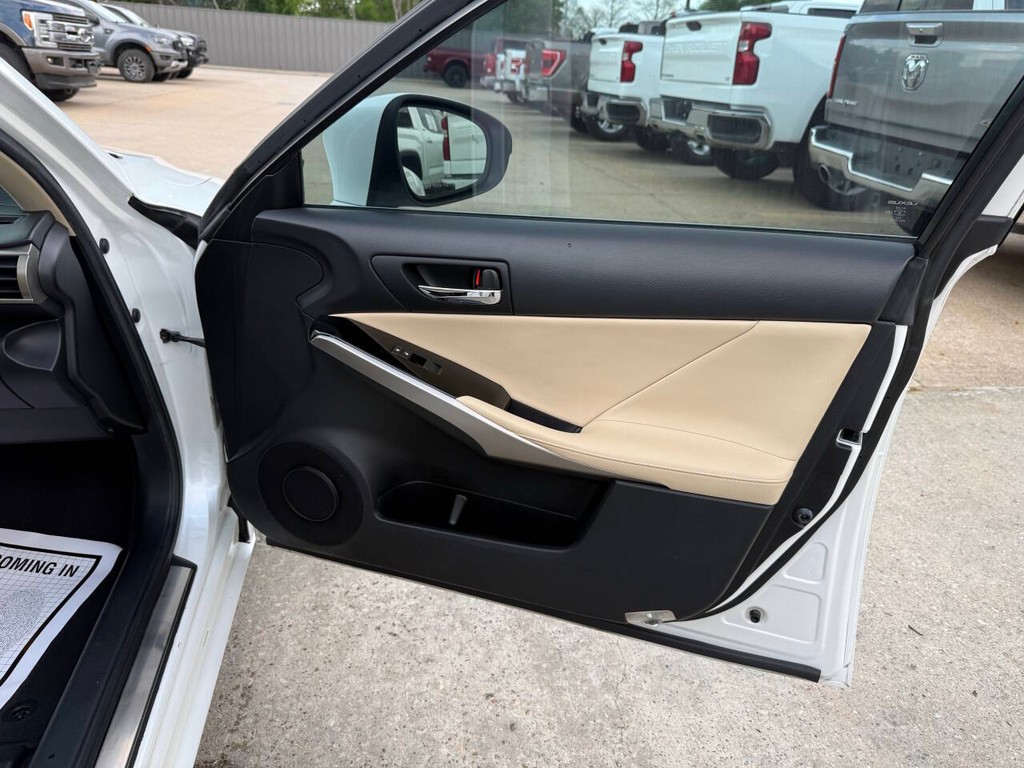 Lexus IS 200t Vehicle Full-screen Gallery Image 11