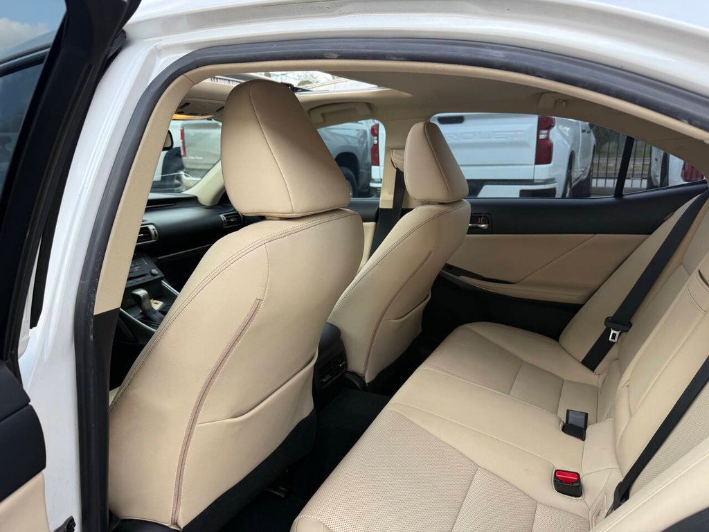 Lexus IS 200t Vehicle Full-screen Gallery Image 12