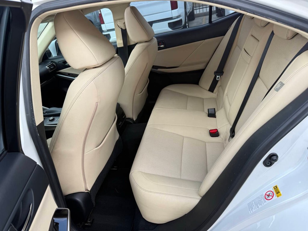 Lexus IS 200t Vehicle Full-screen Gallery Image 13