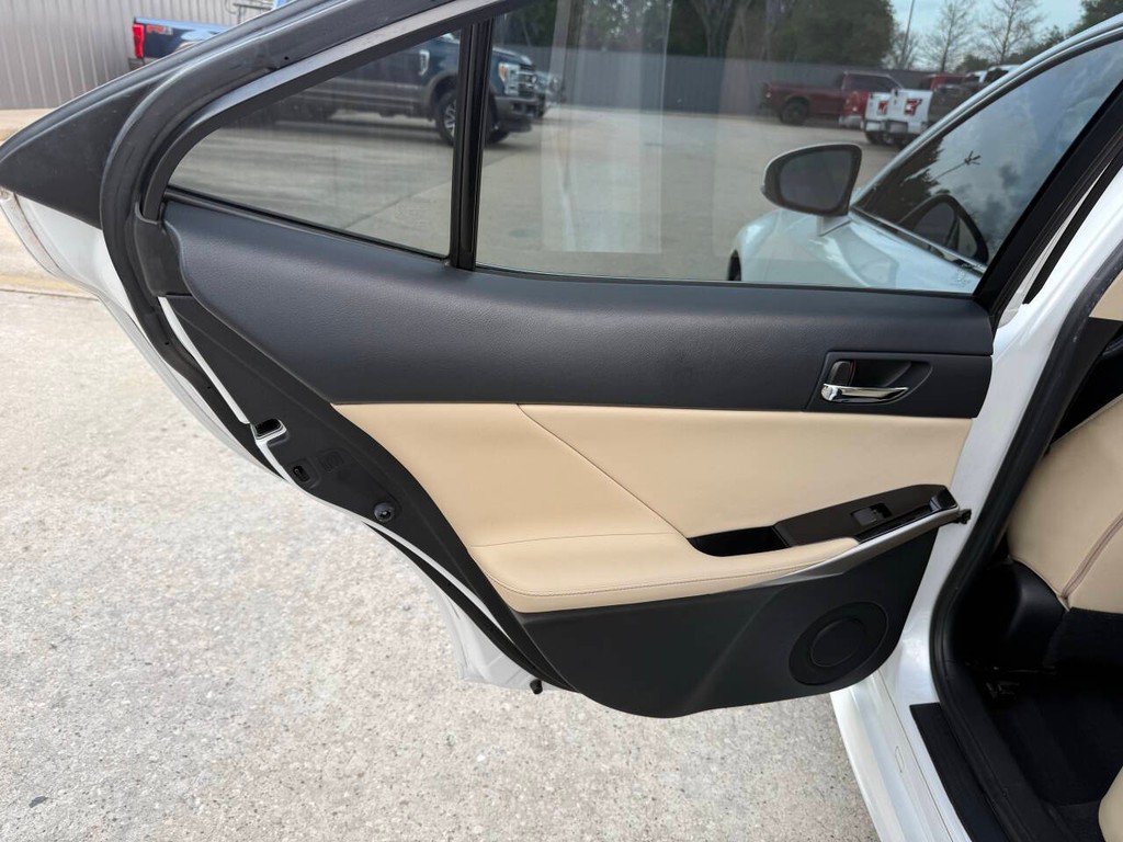 Lexus IS 200t Vehicle Full-screen Gallery Image 14