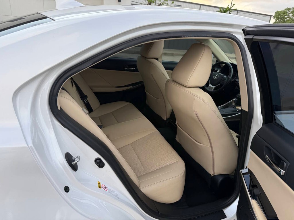 Lexus IS 200t Vehicle Full-screen Gallery Image 15