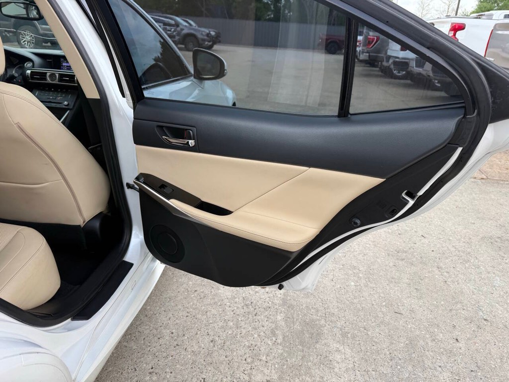 Lexus IS 200t Vehicle Full-screen Gallery Image 16