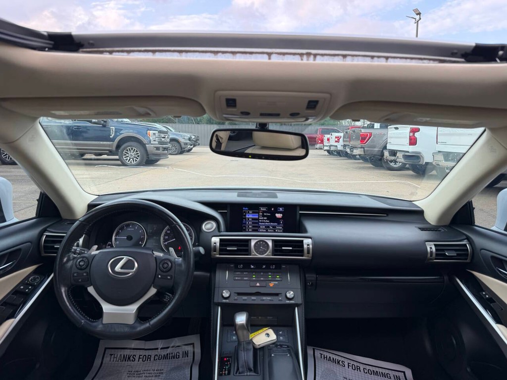 Lexus IS 200t Vehicle Full-screen Gallery Image 17