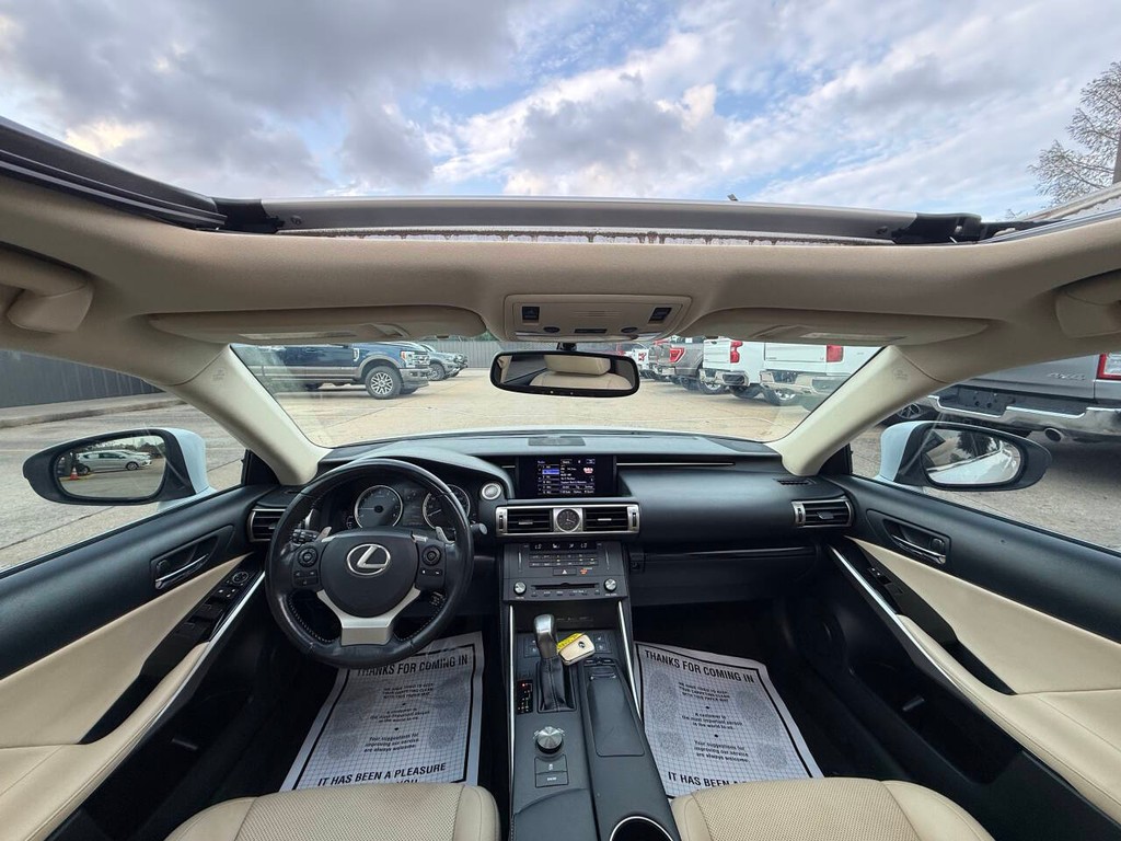 Lexus IS 200t Vehicle Full-screen Gallery Image 18