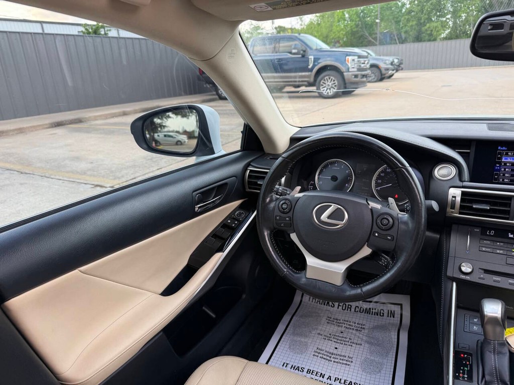 Lexus IS 200t Vehicle Full-screen Gallery Image 19