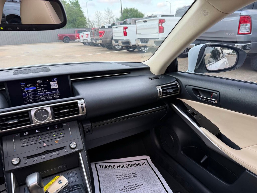 Lexus IS 200t Vehicle Full-screen Gallery Image 20