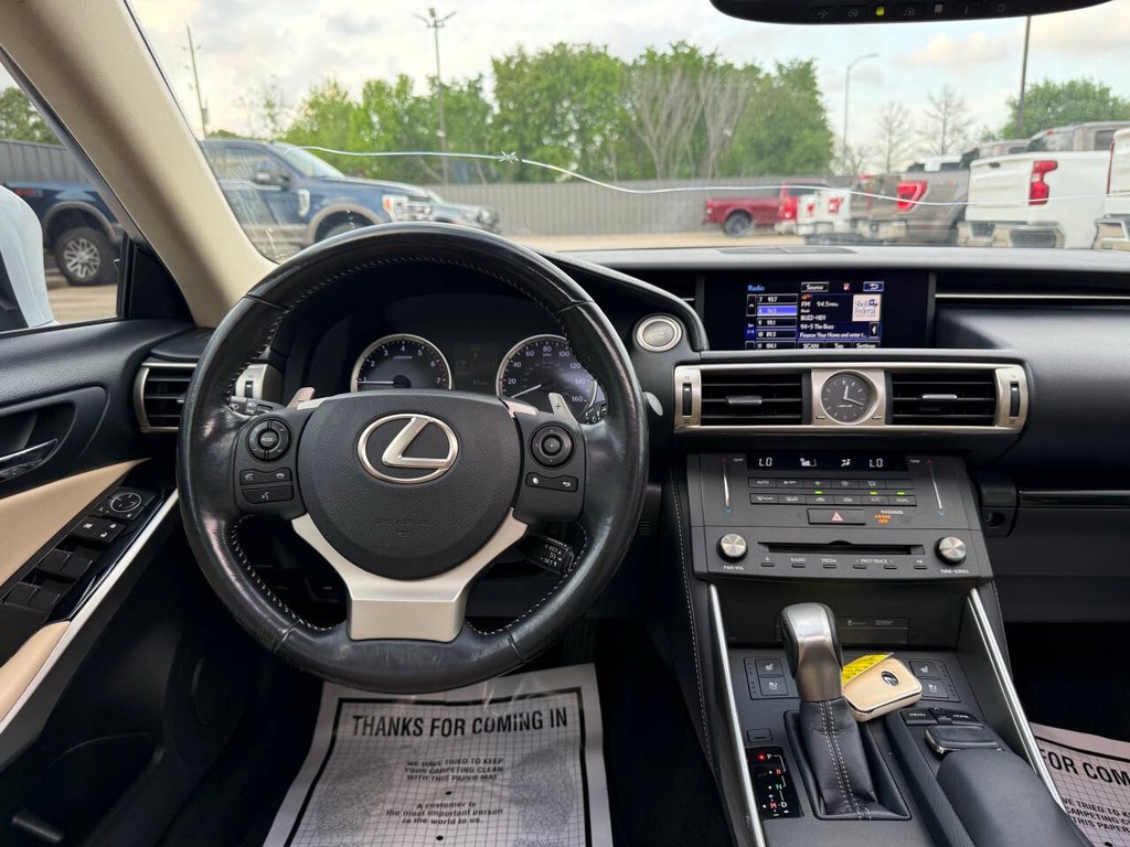 Lexus IS 200t Vehicle Full-screen Gallery Image 21