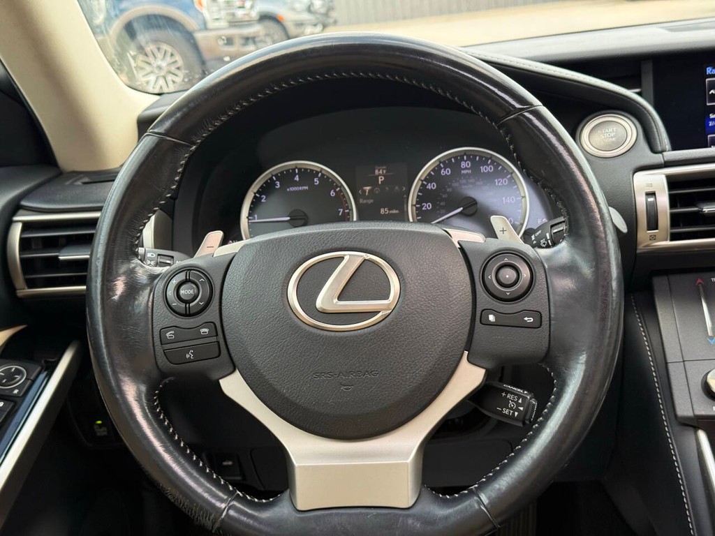 Lexus IS 200t Vehicle Full-screen Gallery Image 22