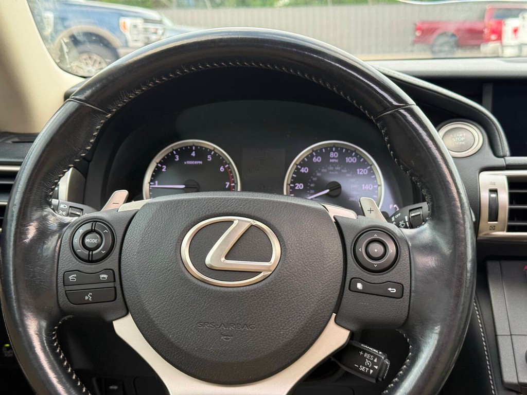 Lexus IS 200t Vehicle Full-screen Gallery Image 23