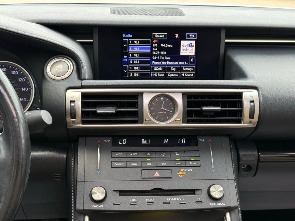 Lexus IS 200t Vehicle Full-screen Gallery Image 24