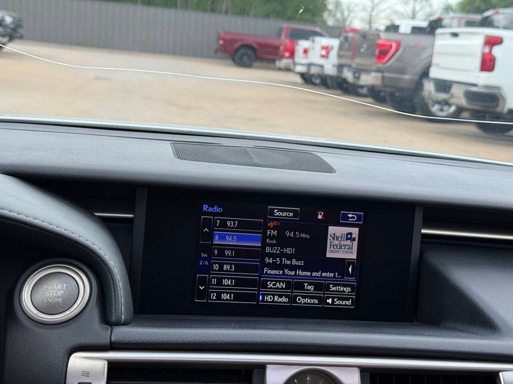 Lexus IS 200t Vehicle Full-screen Gallery Image 25