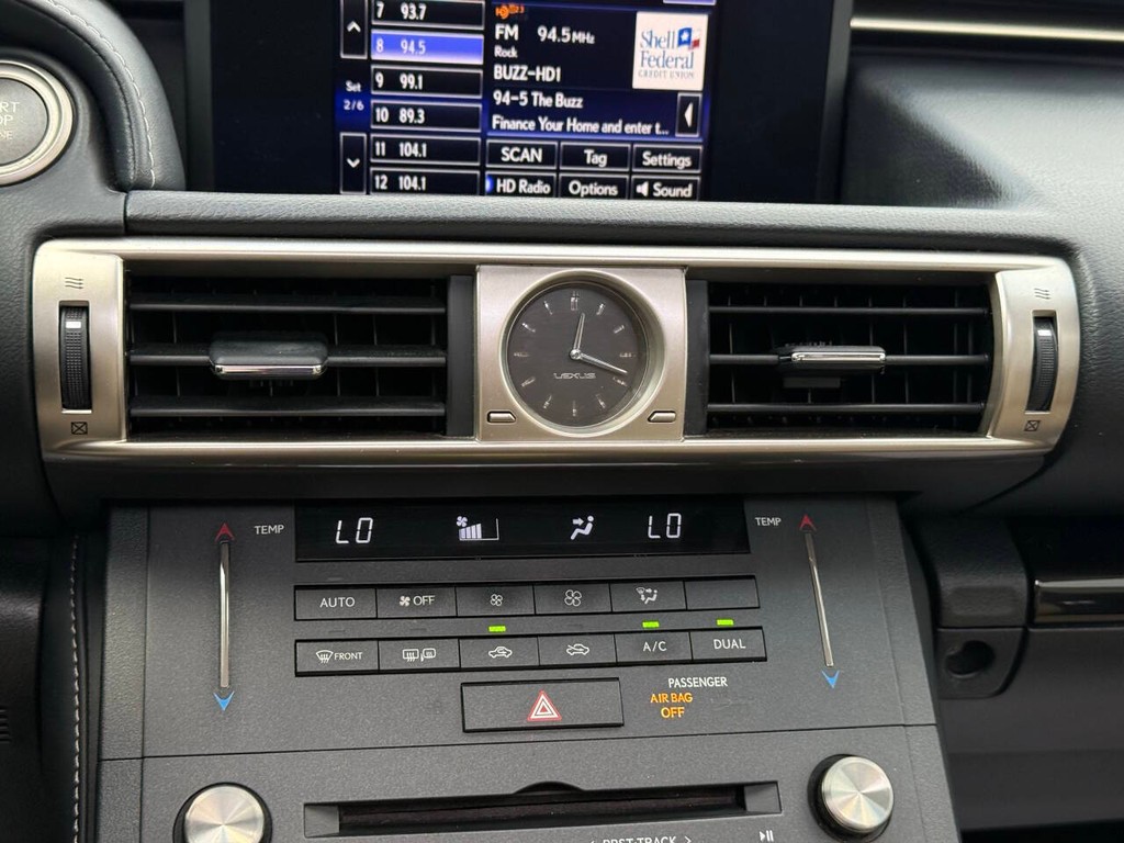 Lexus IS 200t Vehicle Full-screen Gallery Image 26