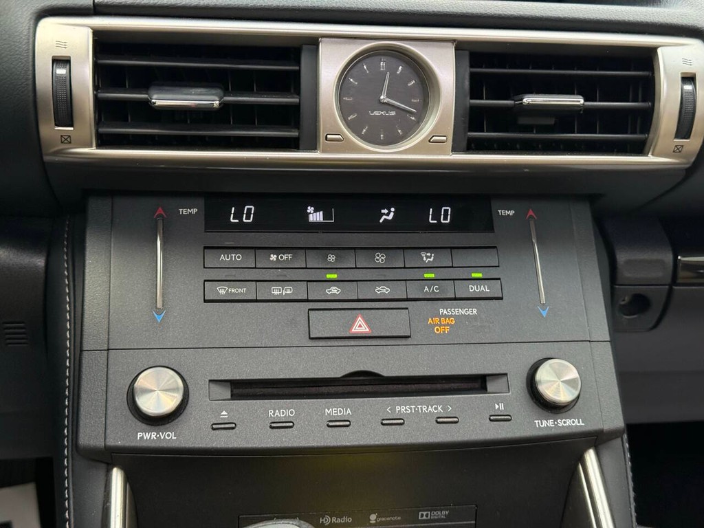 Lexus IS 200t Vehicle Full-screen Gallery Image 27