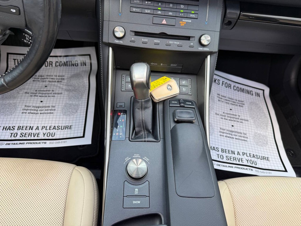 Lexus IS 200t Vehicle Full-screen Gallery Image 28