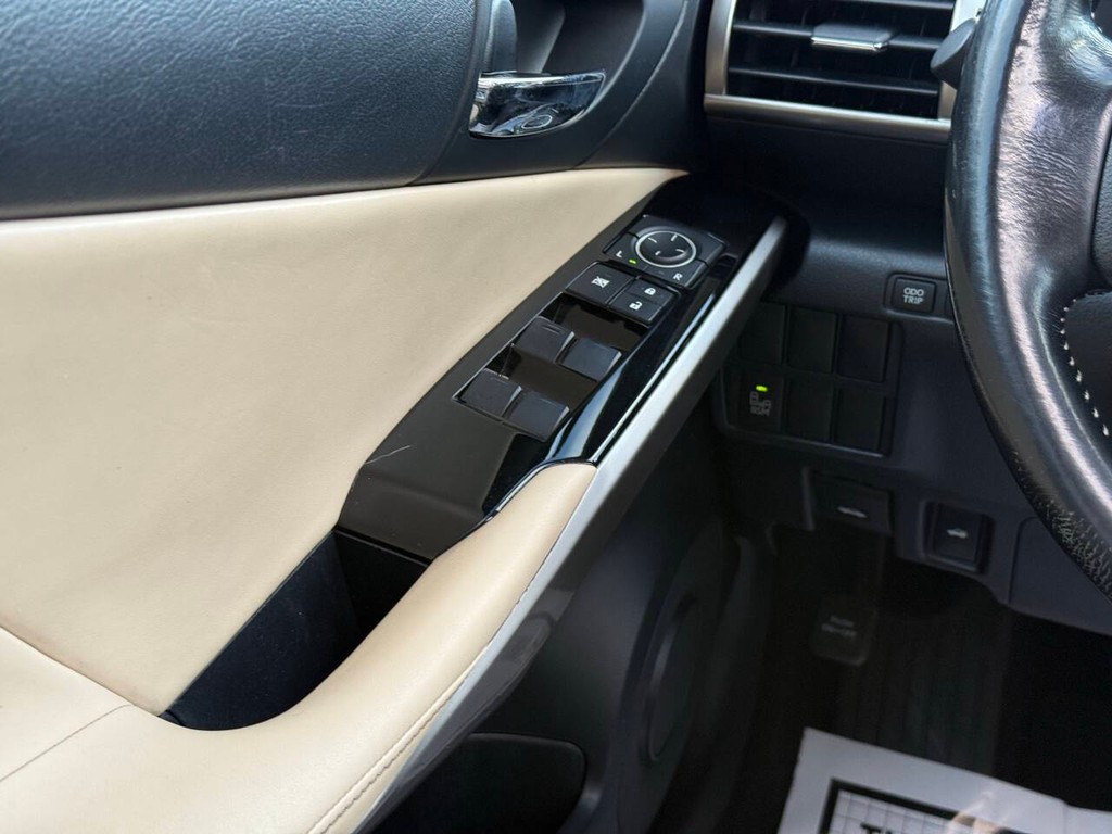 Lexus IS 200t Vehicle Full-screen Gallery Image 29