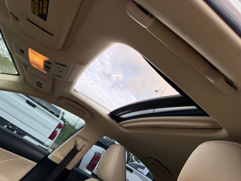 Lexus IS 200t Vehicle Full-screen Gallery Image 30