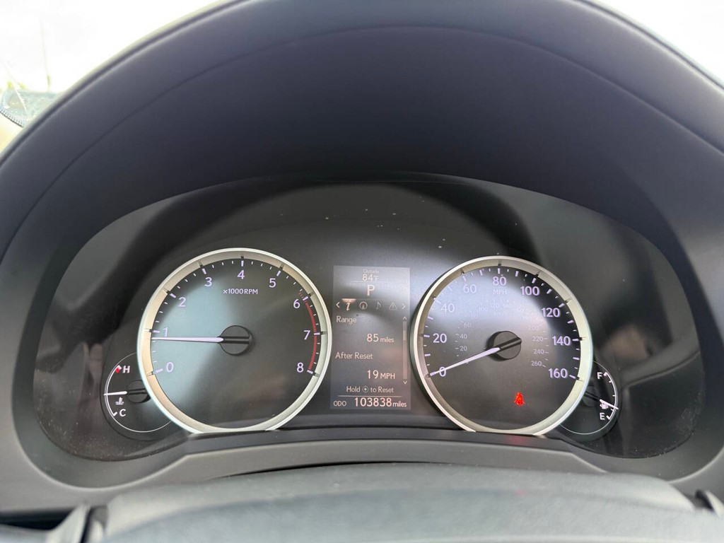 Lexus IS 200t Vehicle Full-screen Gallery Image 31