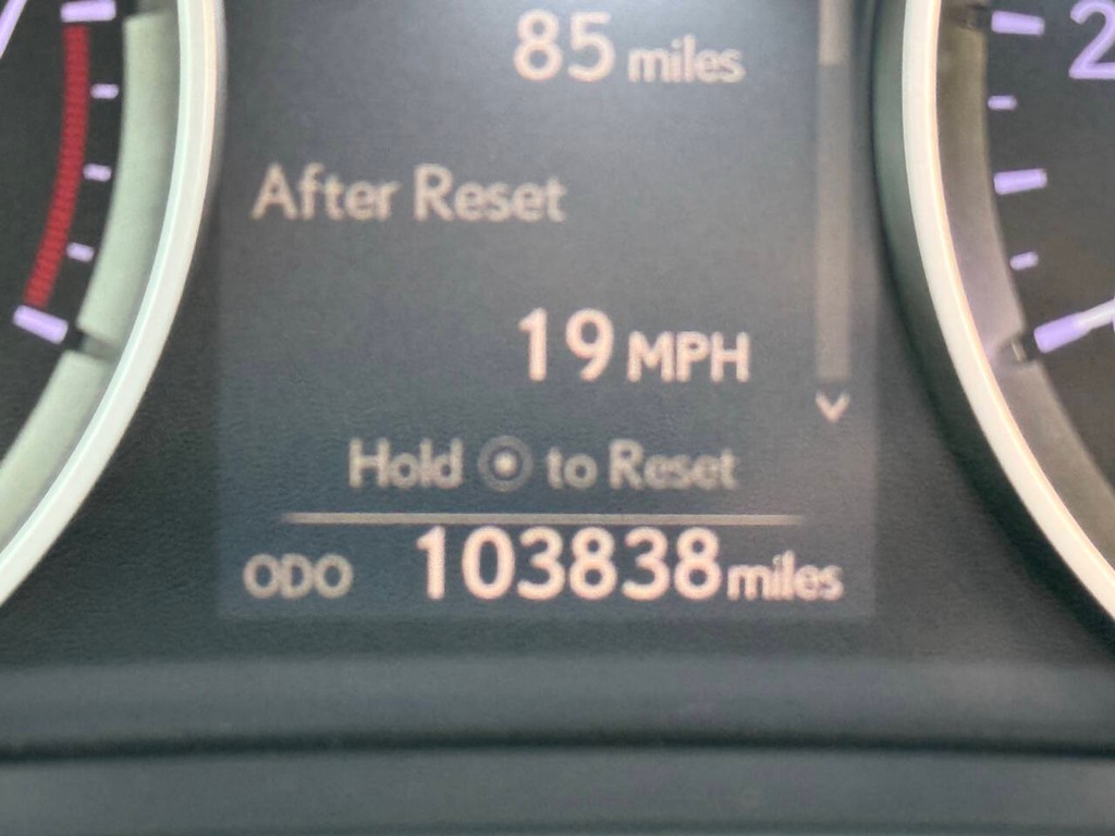 Lexus IS 200t Vehicle Full-screen Gallery Image 32