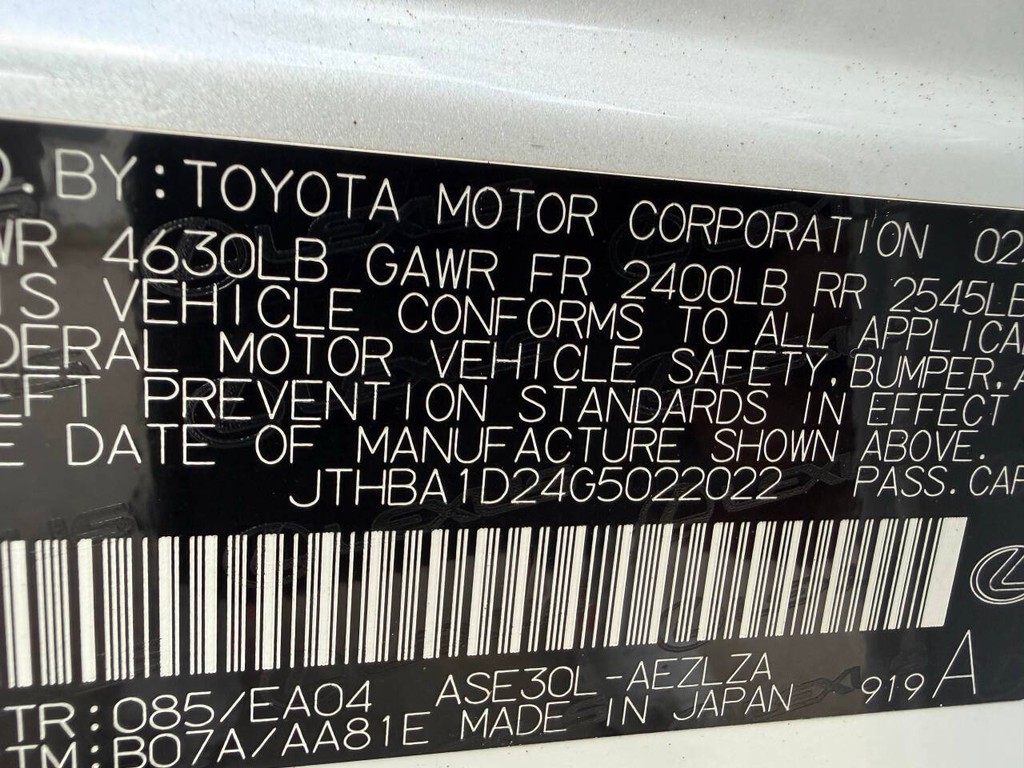 Lexus IS 200t Vehicle Full-screen Gallery Image 33