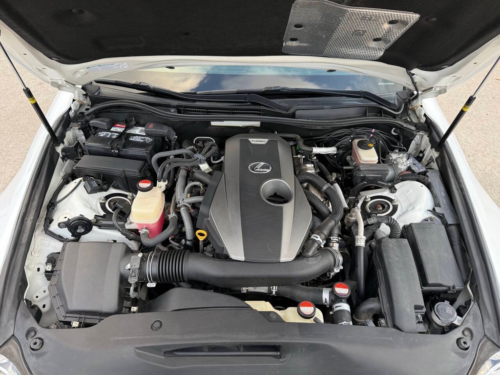 Lexus IS 200t Vehicle Full-screen Gallery Image 34