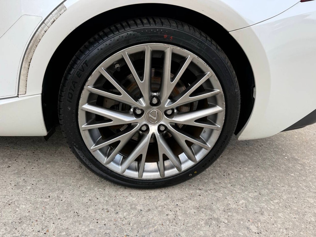 Lexus IS 200t Vehicle Full-screen Gallery Image 35