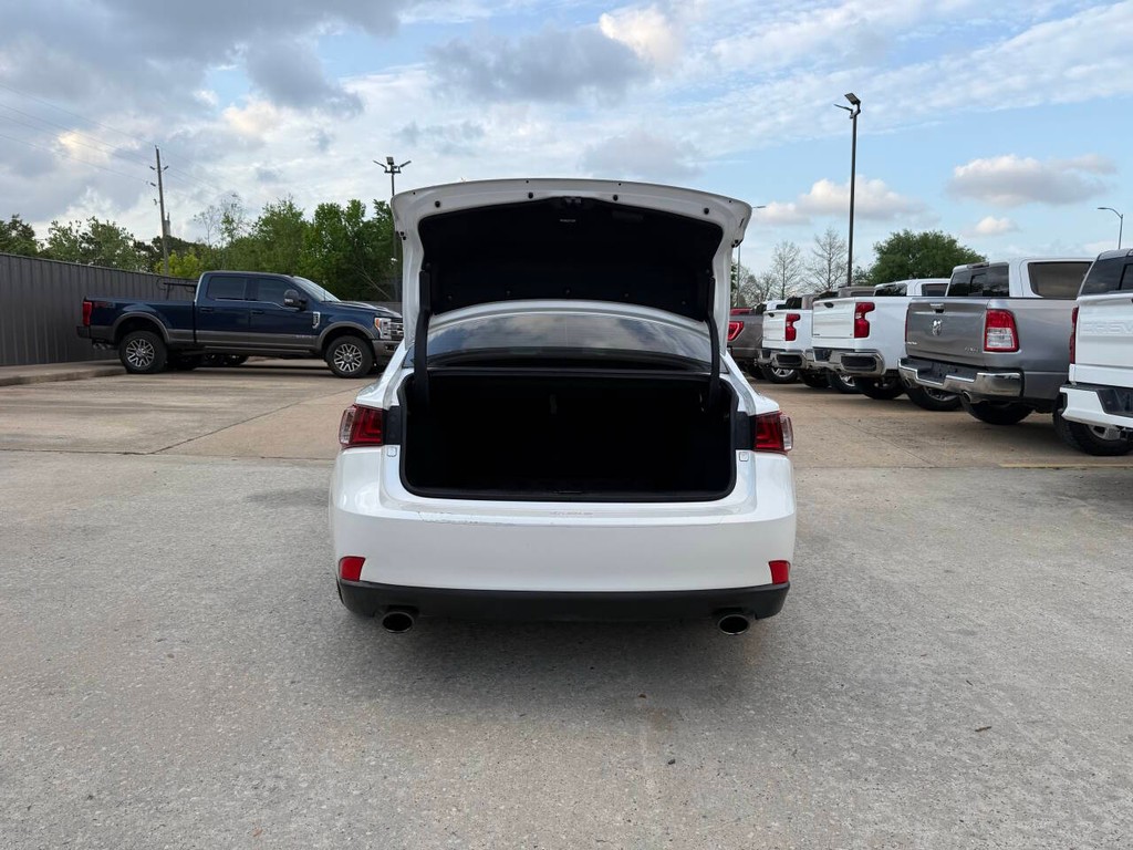 Lexus IS 200t Vehicle Full-screen Gallery Image 36