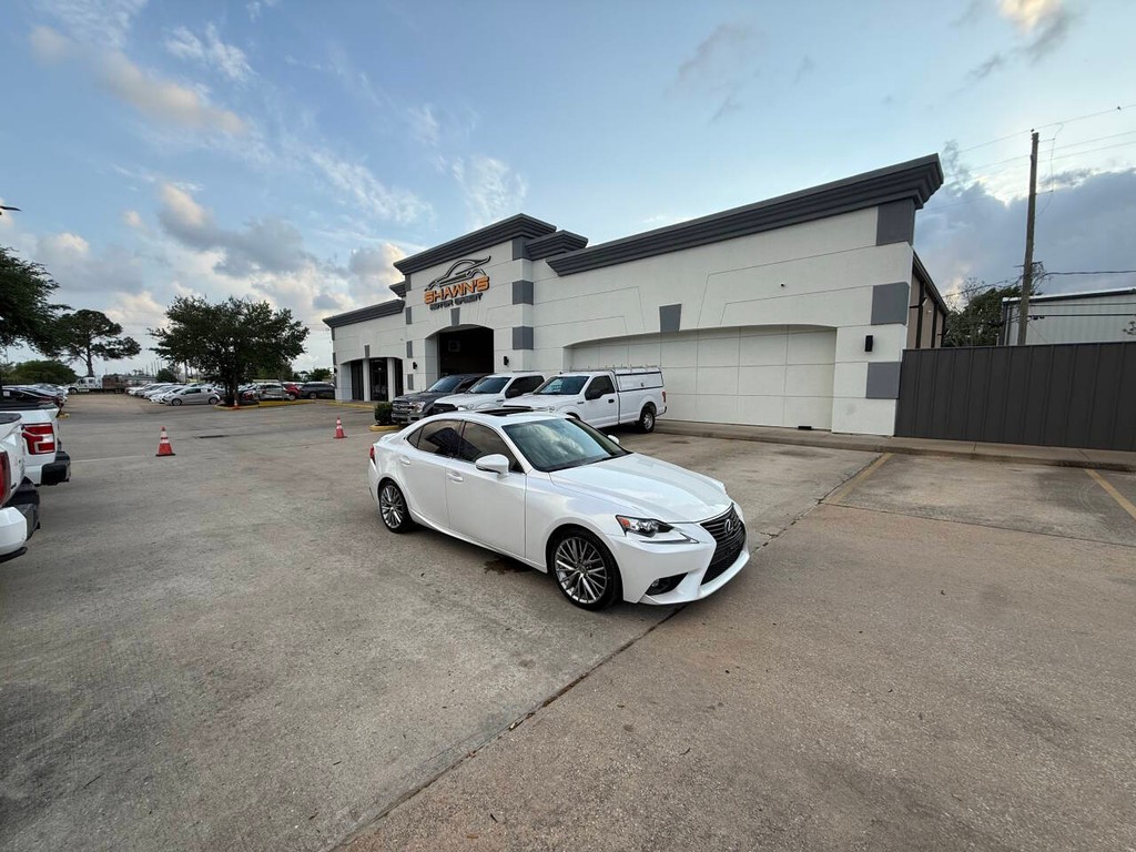 Lexus IS 200t Vehicle Full-screen Gallery Image 45