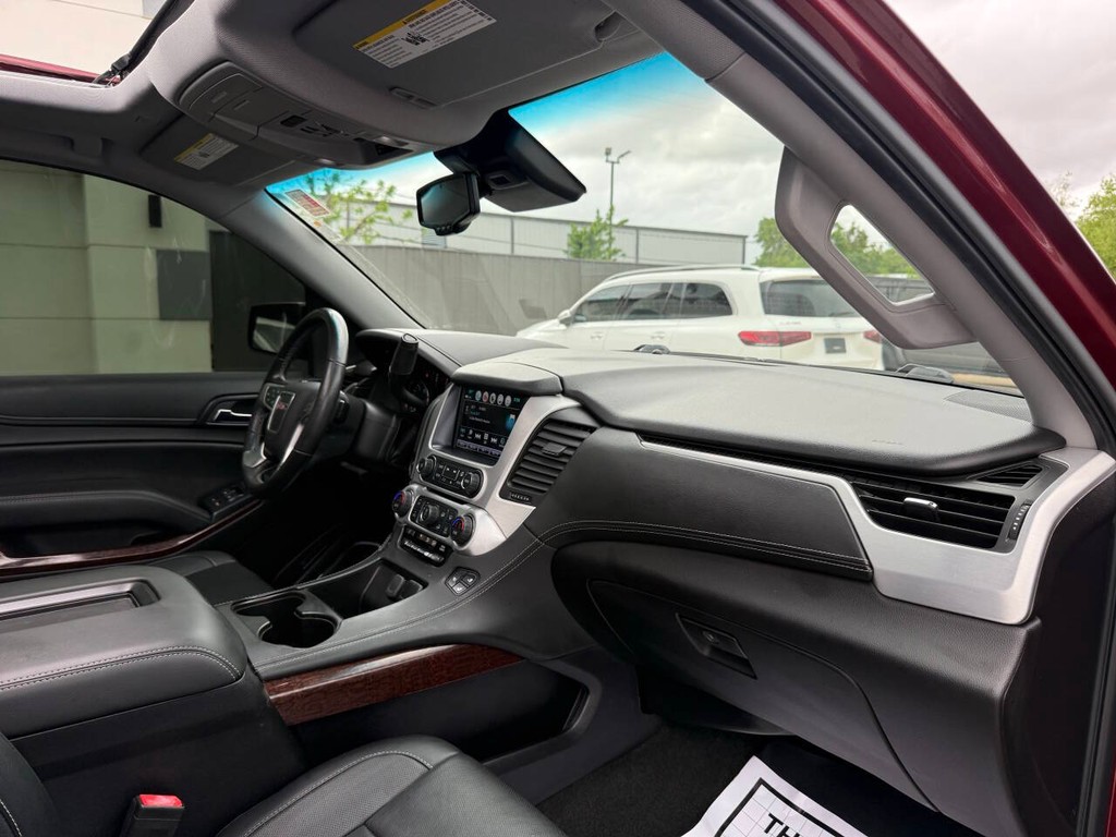 GMC Yukon Vehicle Full-screen Gallery Image 09
