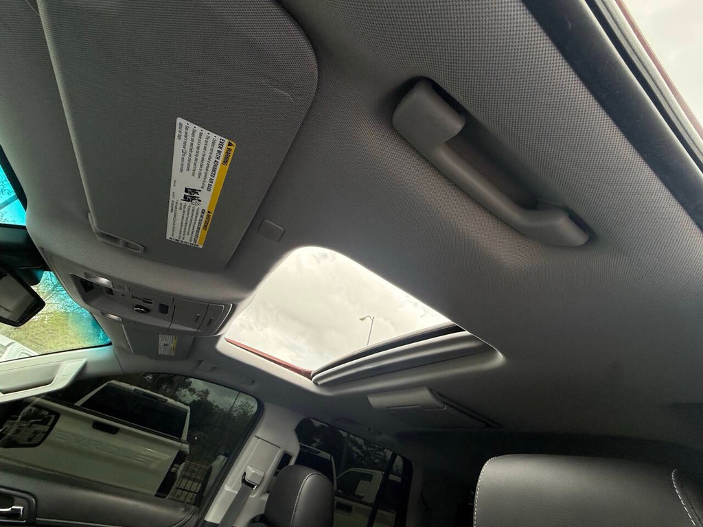 GMC Yukon Vehicle Full-screen Gallery Image 33