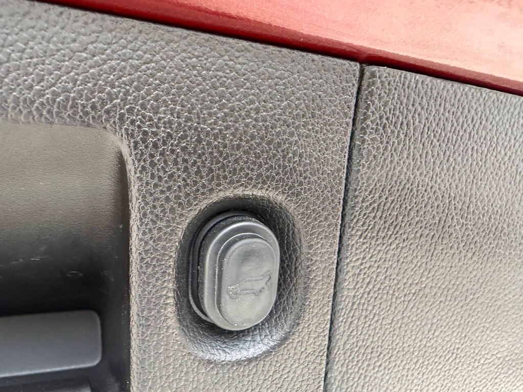 GMC Yukon Vehicle Full-screen Gallery Image 40