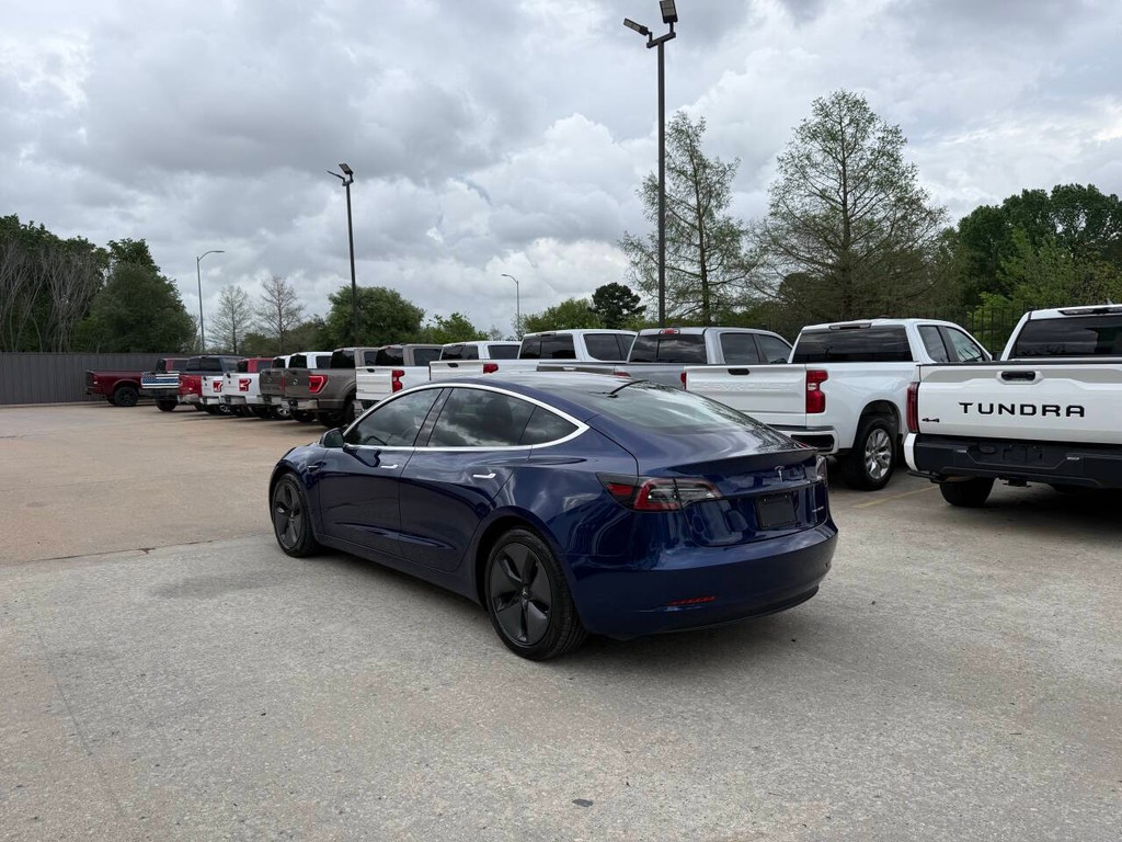 Tesla Model 3 Vehicle Full-screen Gallery Image 04