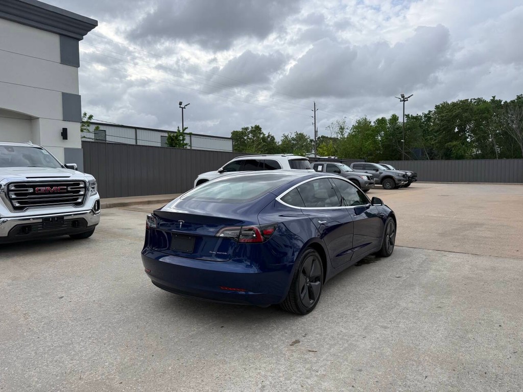 Tesla Model 3 Vehicle Full-screen Gallery Image 05