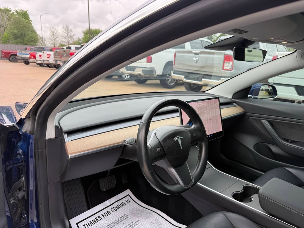 Tesla Model 3 Vehicle Full-screen Gallery Image 06