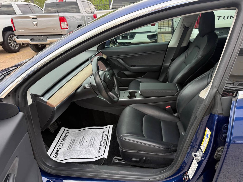 Tesla Model 3 Vehicle Full-screen Gallery Image 07